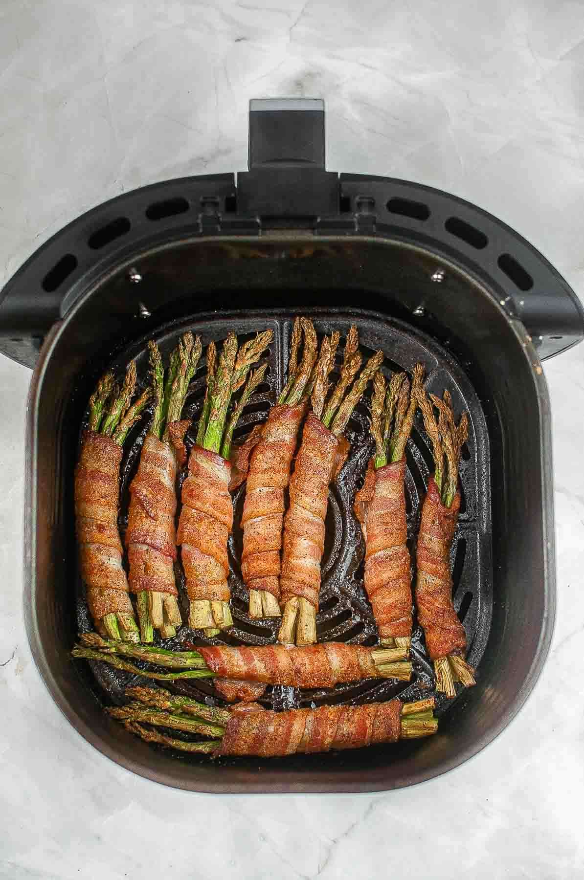 https://www.tosimplyinspire.com/wp-content/uploads/2023/01/Air-Fryer-Bacon-Wrapped-Asparagus-6.jpg